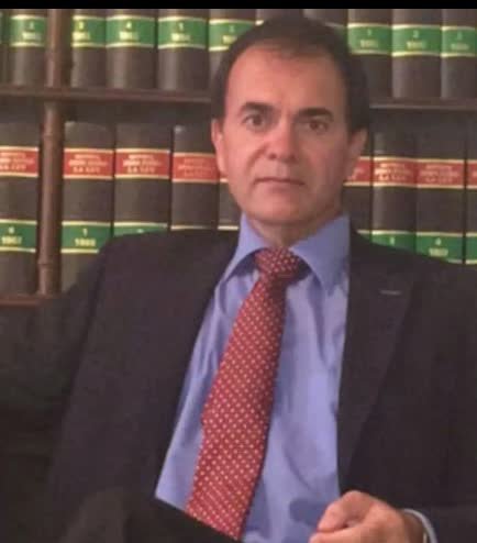 Eduardo Alonso Peña en su despacho